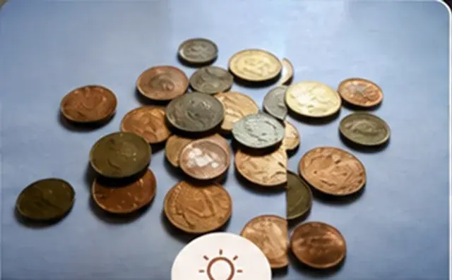 Pieces et monnaies symbolisant le don et la contribution financiere.